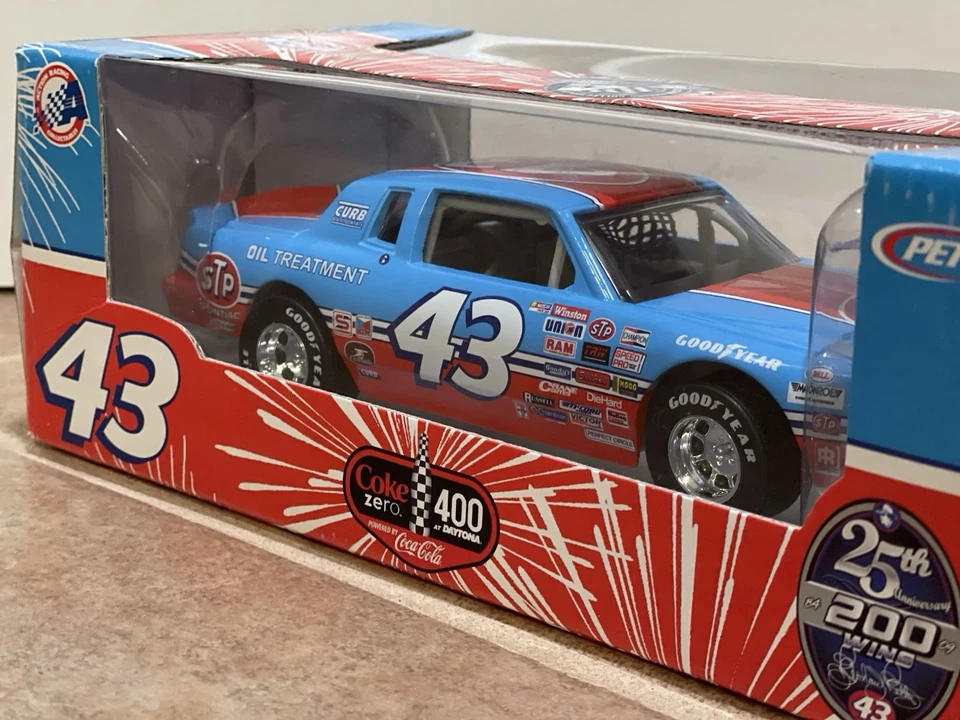 Richard Petty STP Pontiac Grand Prix 1984 acción NASCAR 1/24 sellado nuevo Foto 4 de 4