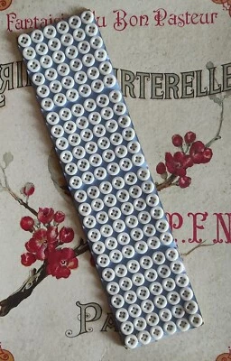 Ancienne plaquette de 144 petits boutons en verre opalin FB 5 FRANCE - Mercerie - Photo 1/4