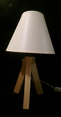 NWT MAINSTAYS SOLID NATURAL WOOD TRIPOD TABLE LAMP w/SHADE