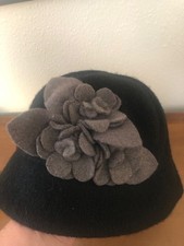Vintage women's hat 56 wool with grey flower petal detail