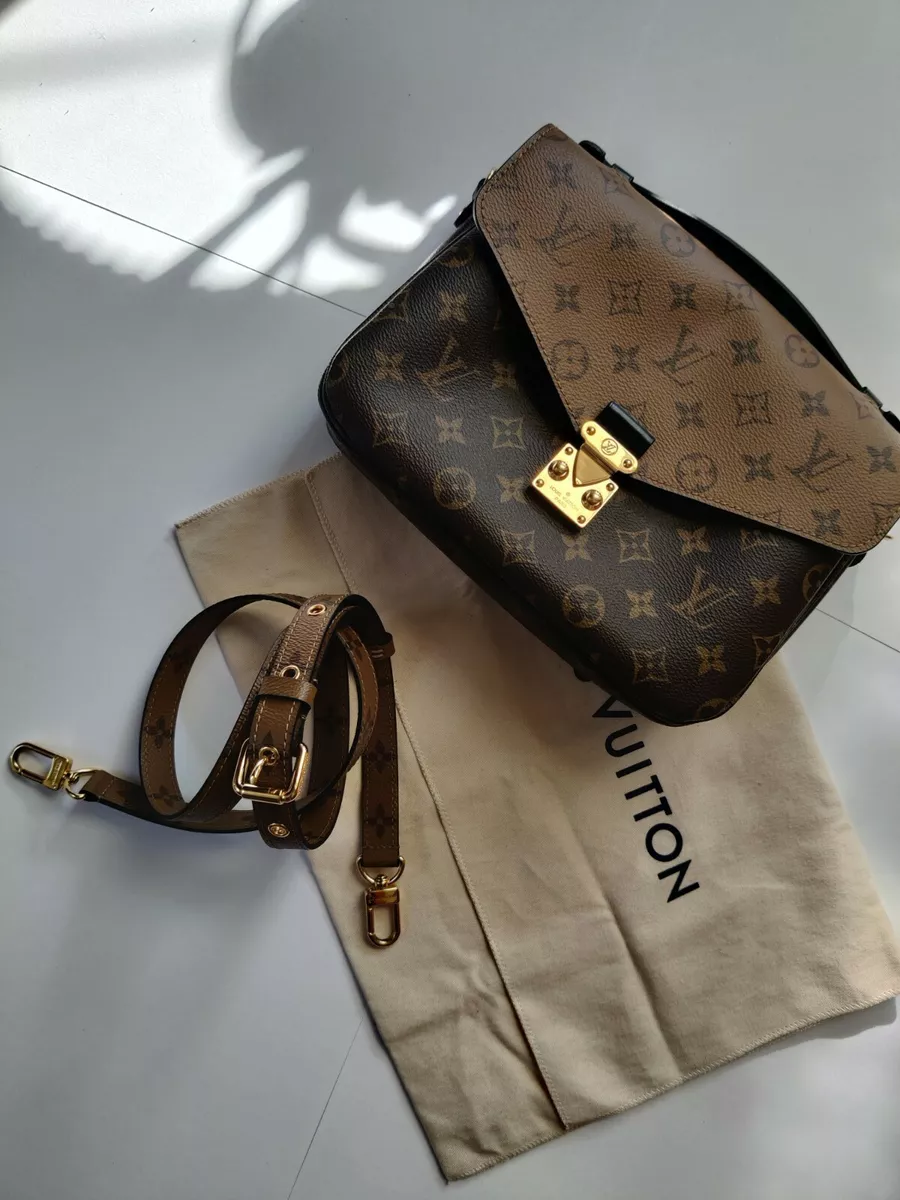 Louis Vuitton Pochette Metis in Pink