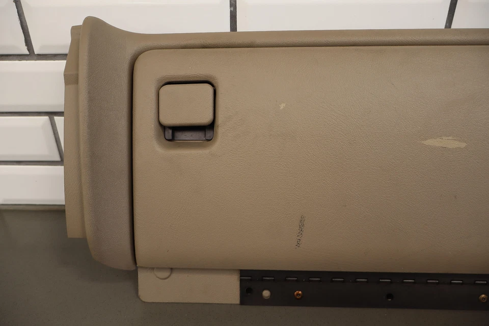 01-07 Guantera Chevy Silverado con moldura envolvente (bronceado 522) Foto 2 de 4