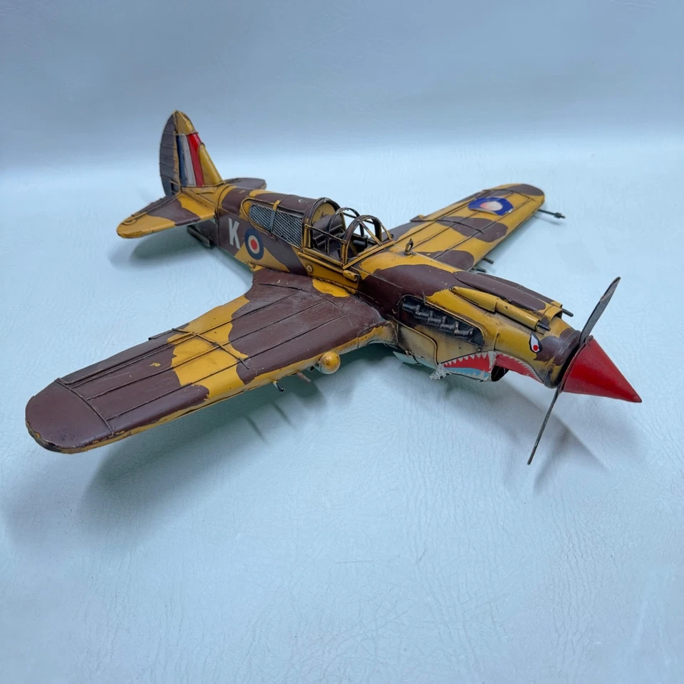 Modelo de avión de combate vintage Curtiss P-40 Kittyhawk RAF - metal de hojalata hecho a mano - Foto 2 de 4