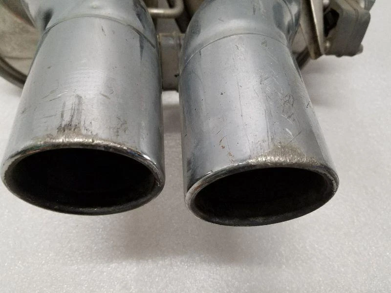 Silenciador derecho BMW M5 2008 Foto 3 de 4