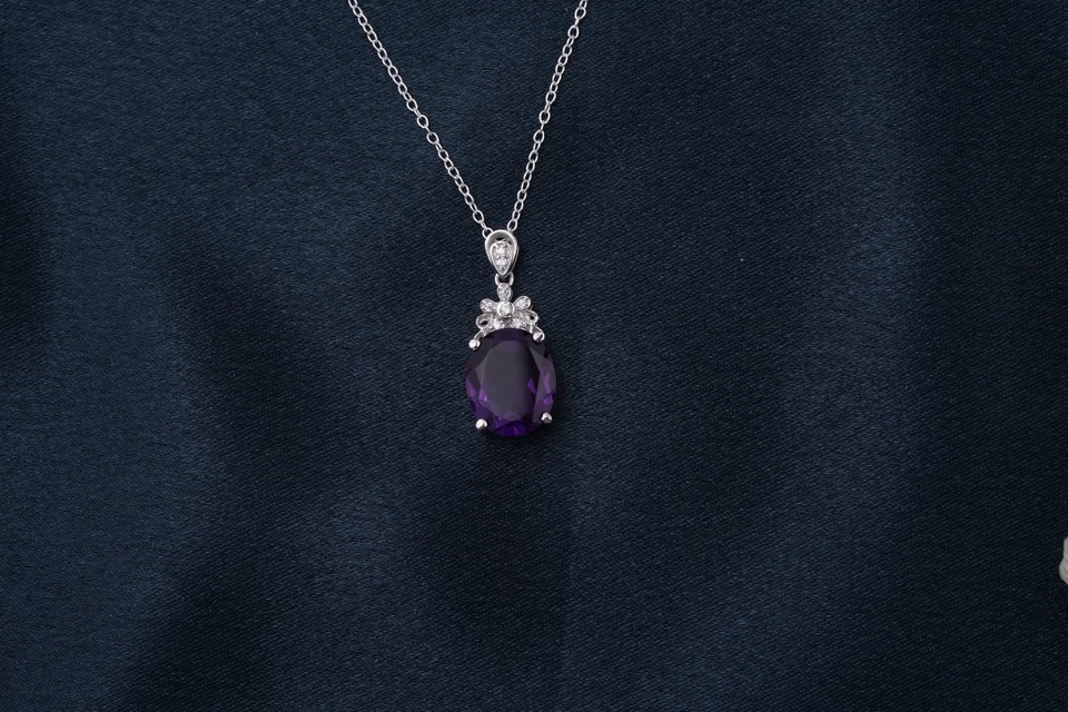 Collar chapado en oro blanco de 14 quilates colgante amatista púrpura creado en laboratorio corte ovalado de 2 quilates Foto 2 de 4