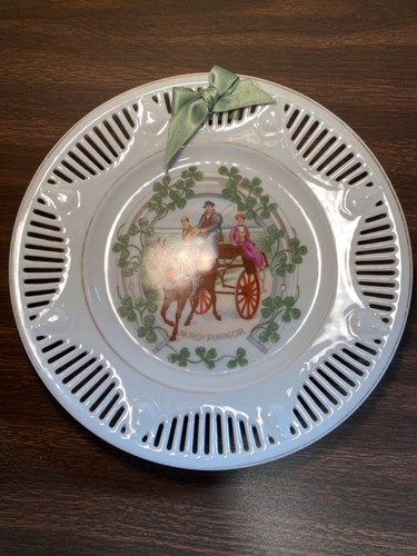 Vintage Schumann White Plate 9 in. "An Irish Jaunting Car" Reticulated Gold Trim - Picture 8 of 10
