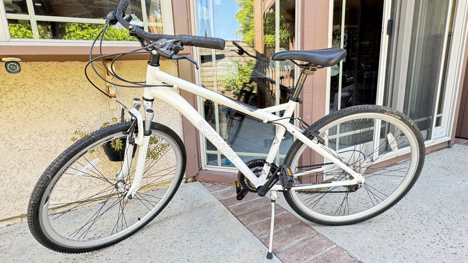 Schwinn Network Adult Hybrid Bike, 700c Wheels, 21-Speed, White