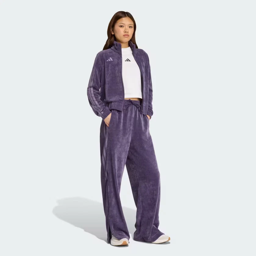 Camiseta deportiva Adidas Tiro Velour para mujer Foto 3 de 4