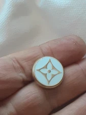 Louis Vuitton button 1  pieces 👍😘 20 mm small gold  / white