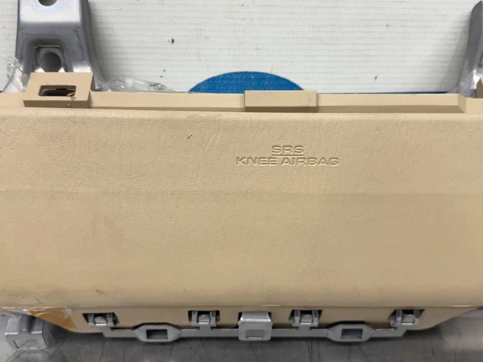 Lexus GS450H 2009 conductor tablero izquierdo inferior rodillera reforzado - beige - 126 k Foto 3 de 4