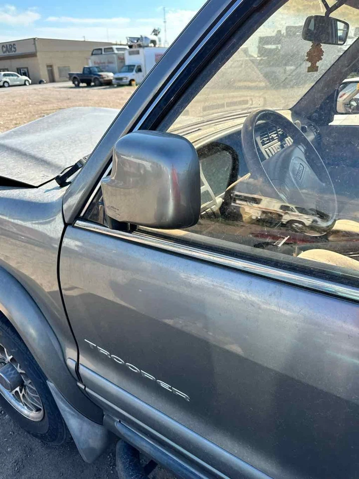 Used Rear Right Door Assembly Rear Side fits: 2000 Isuzu TROOPER w/fender flare Foto 4 de 4