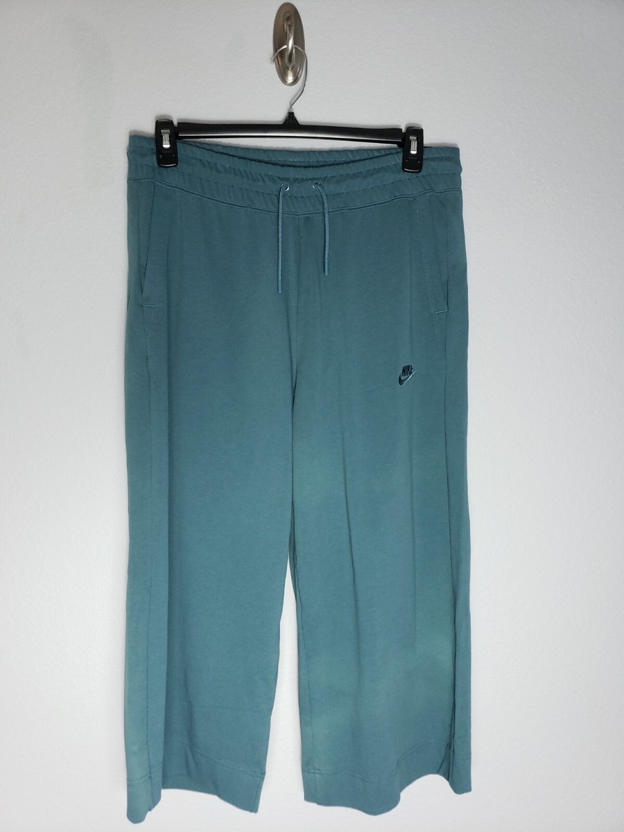 nike loose fit capri pants