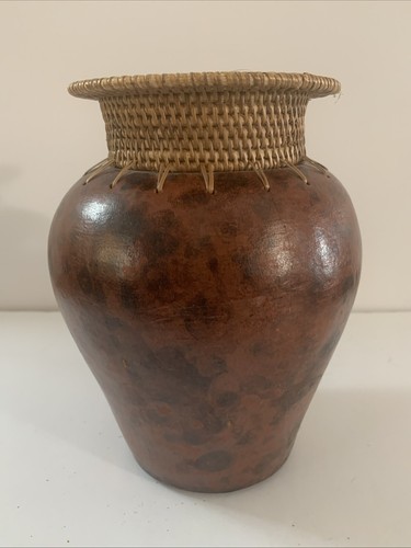 Vaso in terracotta con piano in rattan intrecciato alto 8" x largo 6,5" in feltro sul fondo - Foto 5 di 8