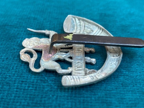 Herefordshire Light Infantry Manu Forti Cap Badge - Picture 2 of 5
