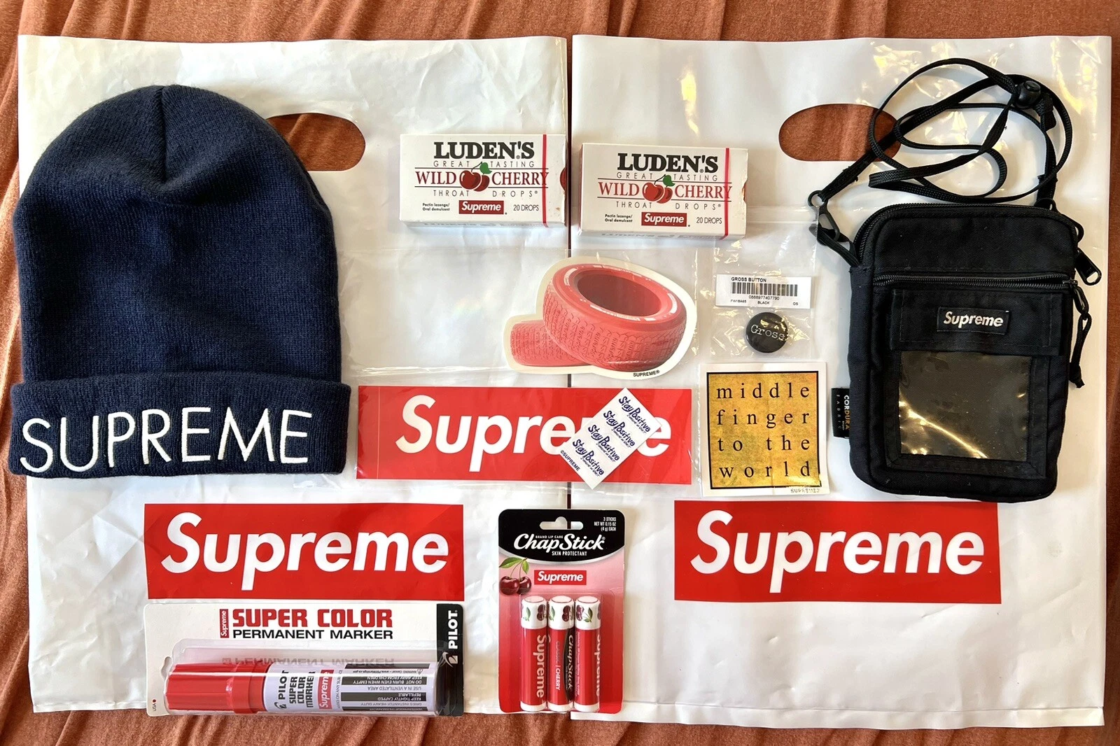 Supreme Bundle : Sacs + Beanie + Autocollants + x2 Ludens + Marqueur + Chapstick + Pin