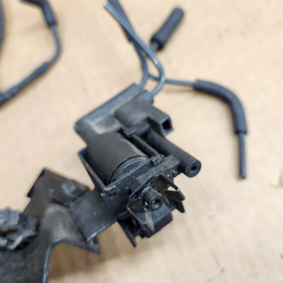 C4 Corvette EGR 1985 relé de válvula de control solenoide y soporte de montaje líneas de vacío Foto 3 de 4