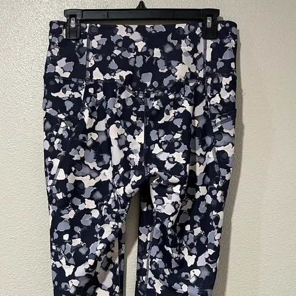Old Navy Active Patterned Elevate Leggings With P… - image 10