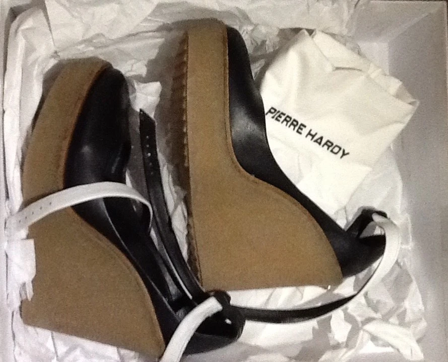 Zapatos de salón Pierre Hardy Mai de cuero con plataforma y cuña, negros, EU 40, $450. Foto 2 de 4