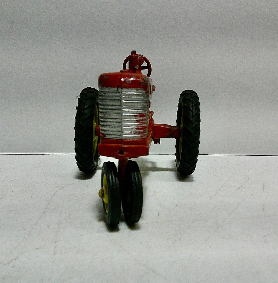 Vintage Tru-Scale Farmall Tractor, yellow wheels. No box. - Image 4 of 4