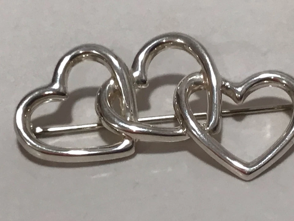 Broche/bolsa de proteção TIFFANY & Co. prata esterlina 0,925 “TRÊS CORAÇÕES” - Imagem 3 de 4