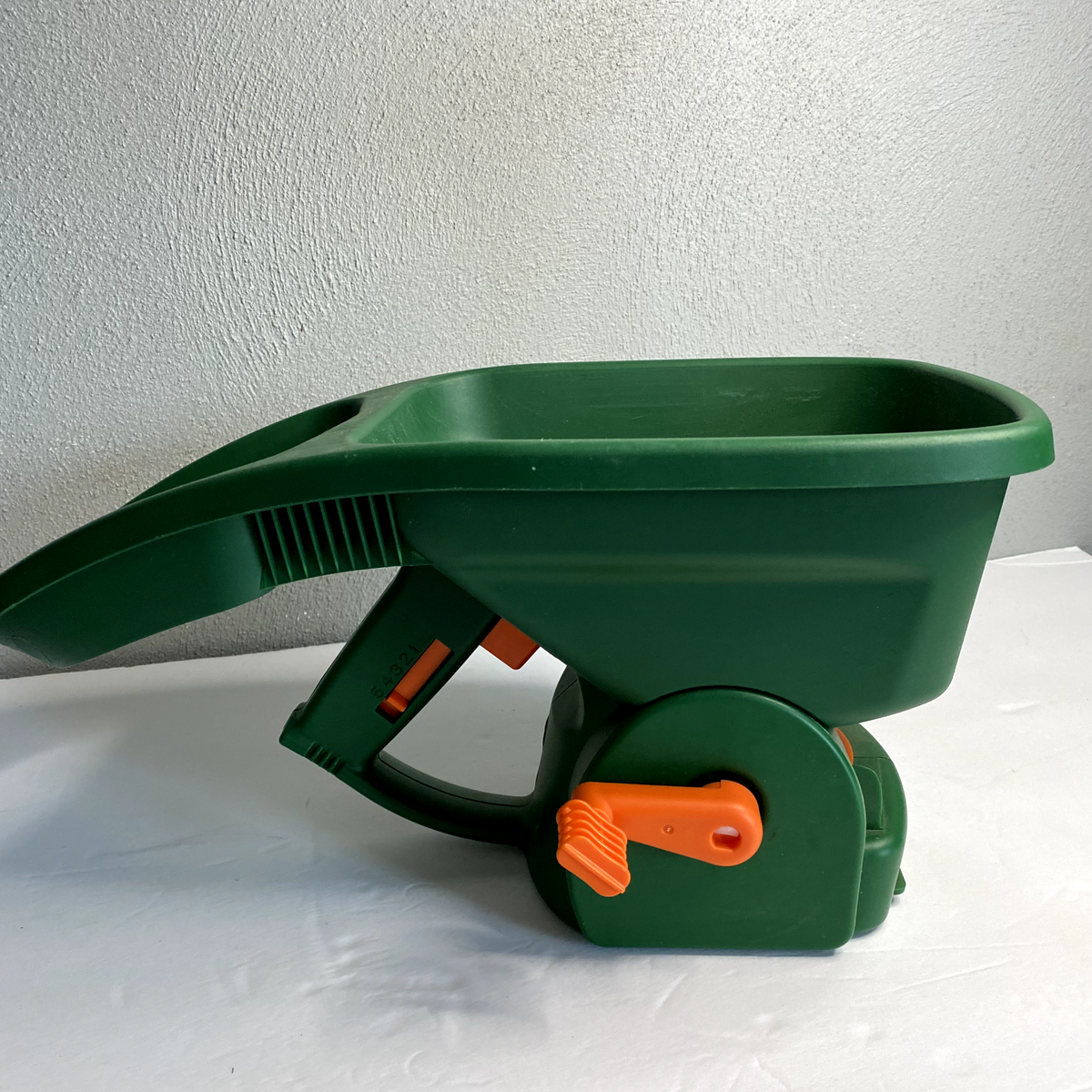 Scotts Turf Builder Handheld Fertilizer Grass Seed Spreader Handy