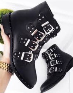 stivaletti con borchie e fibbie