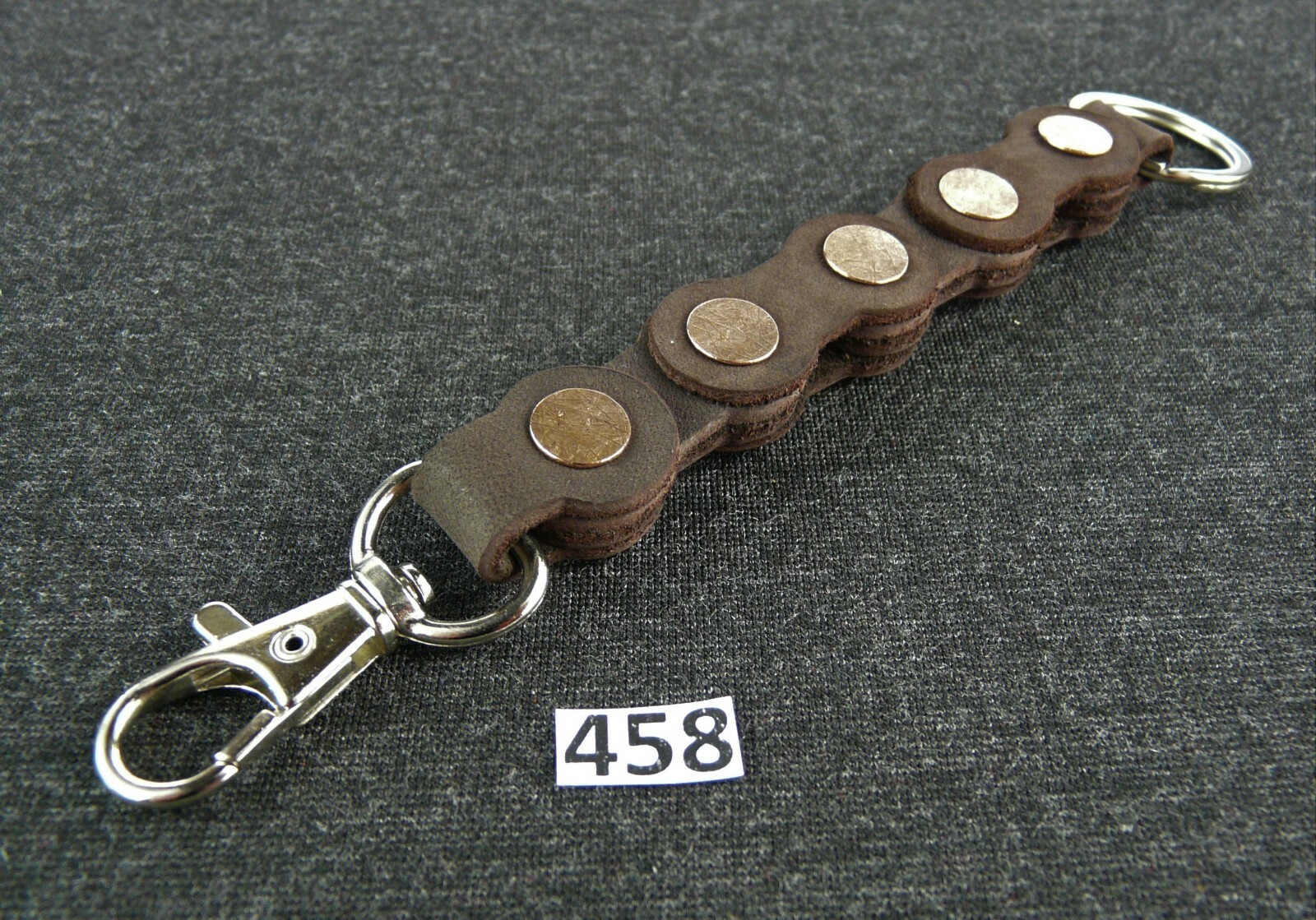 458) Leder Schlüsselanhänger in Form v. Motorradkette Fahrradkette mit Karabiner