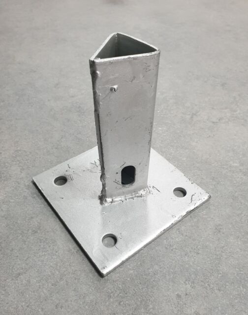 Supporto Metallico per Paletto a T Fissaggio su Muretto Zincato per Pali 30x30 Supporto Metallico per Paletto a T Fissaggio su Muretto Zincato per Pali 30x30