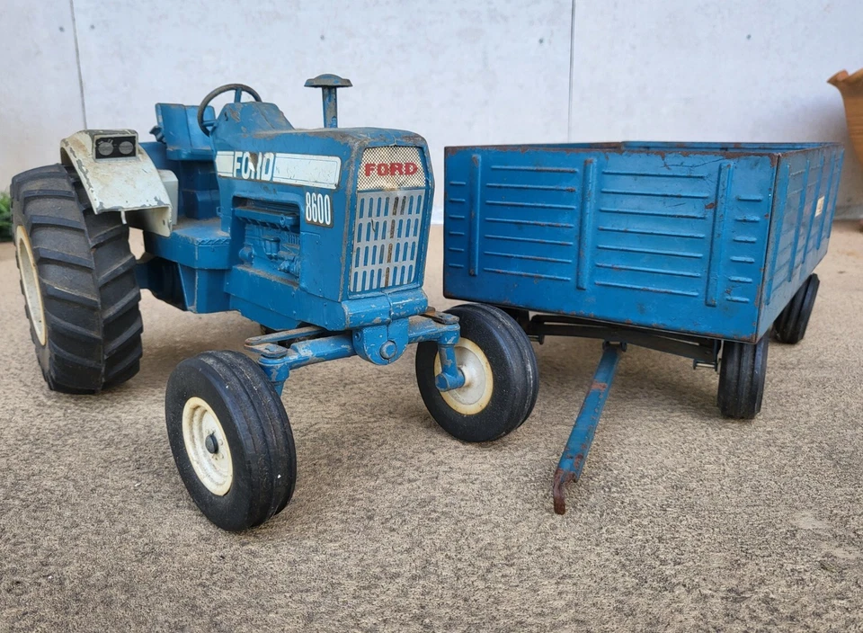 Juego de tractor de juguete de metal fundido a presión Ford 8600 azul Ertl Toys original sin restaurar 12" Foto 4 de 4
