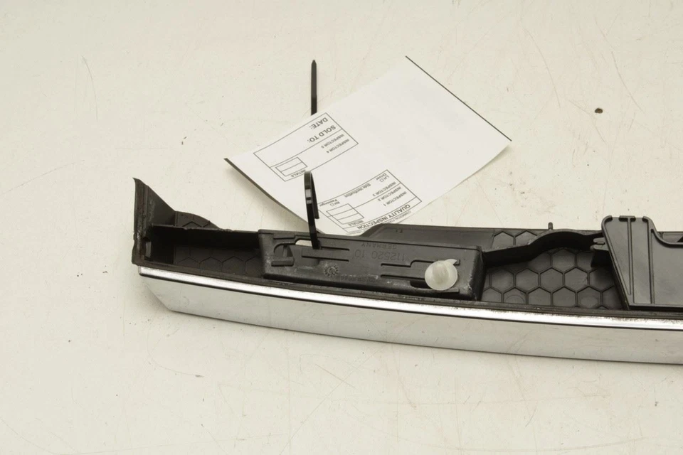 BMW 750Li 2010-2015 tapa trasera maletero tirador manija con luz de matrícula y cámara Foto 3 de 4