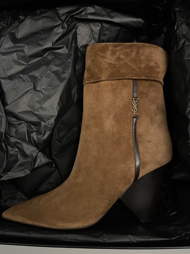NUEVO EN CAJA Botas Saint Laurent Niki Monograma Gamuza Marrón 39/8.5 $1350 - Imagen 3 de 7