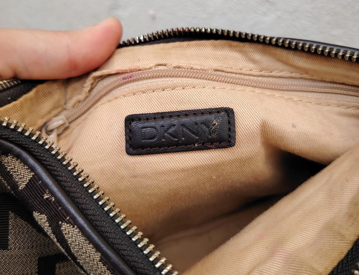 90s DKNY メッセンジャーバッグ Y2K 刺繍 ロゴ ブラック Vintage y2k dkny shoulder - Gem