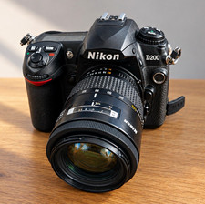 Nikon D200 Digital SLR Camera Body w/ Lens 10.2MP Built-In Flash Black