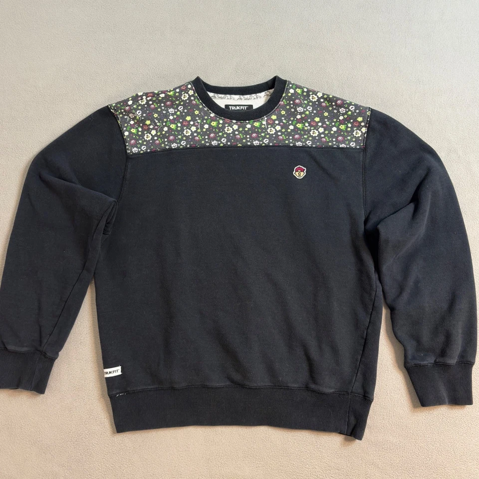 Sudadera Pullover TRUKFIT Negra Cuello Redondo Floral Patchwork Para Hombres Mediana Foto 2 de 4