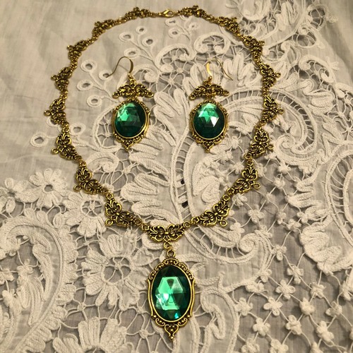 COLLAR CHARLOTTE FILIGRANA ESTILO VICTORIANO CRISTAL ACRÍLICO VERDE MEDIO ORO PL CHNG - Imagen 7 de 10