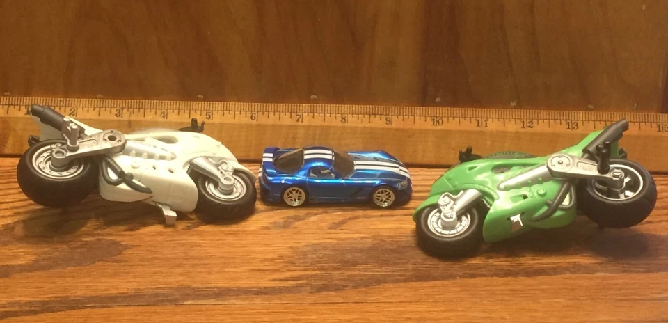 3 vehículos dicast - 2 motocicletas y 1 Shelby Foto 3 de 4