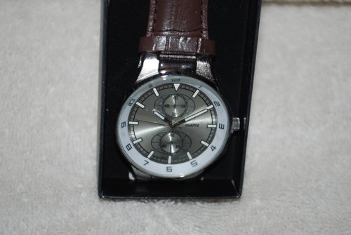 Avon Men's Quartz Wrist Watch Brand New Faux Alligator Brown Band Free Shipping - Picture 3 of 4