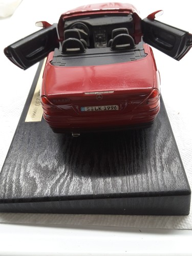 Maisto MERCEDES Benz SLK-320 Die CAST Red Sedan Model Car with Wood look Stand - Picture 4 of 9