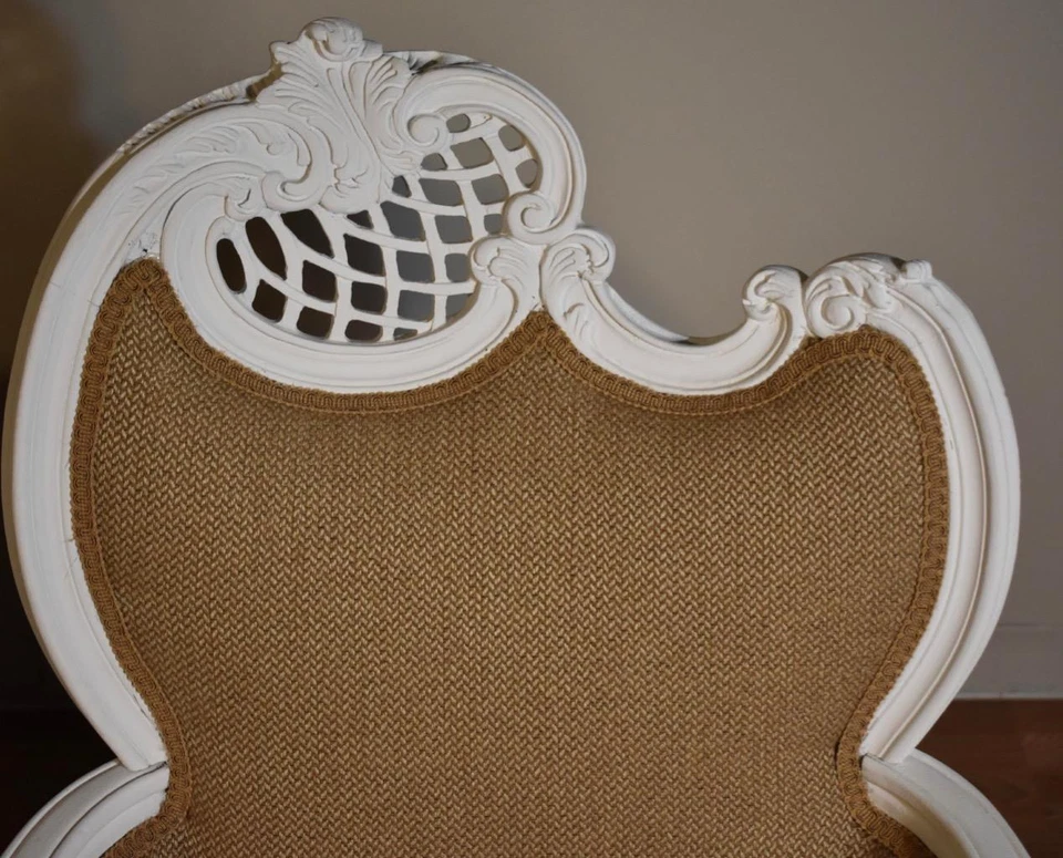 Antiguo par de sillas laterales de chimenea rococó francesas Luis XV pintadas a mano de la década de 1910 Foto 2 de 4