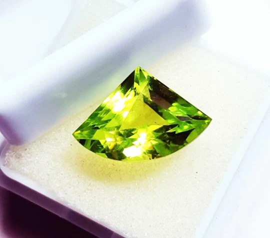Natürlicher Peridot 9,40 Ct Lose Edelstein Fantasieform Mit Zertifikat - Bild 2 von 4