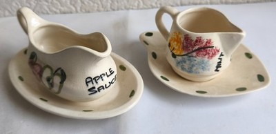 Bark Pottery England Mint Sauce & Apple Sauce Krüge mit Untertassen