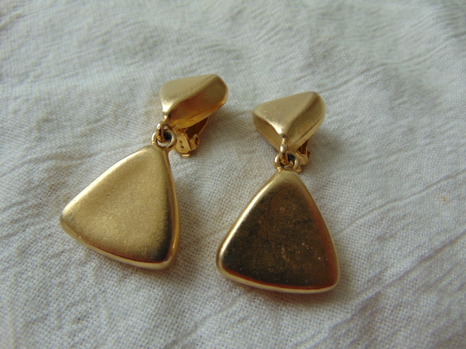 vintage Erwin Pearl signed matte gold tri angle dangle clip on earrings