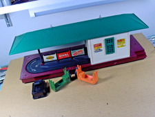 Lionel original 356 Operating Freight Station complete with carts and switch