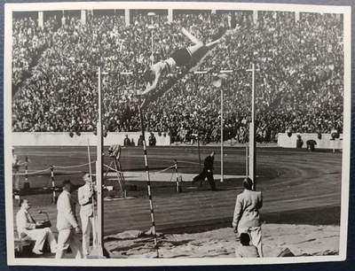 Olympia 1936 Berlin originales Privatfoto Stabhochsprung im Stadion - Bild 1 von 2