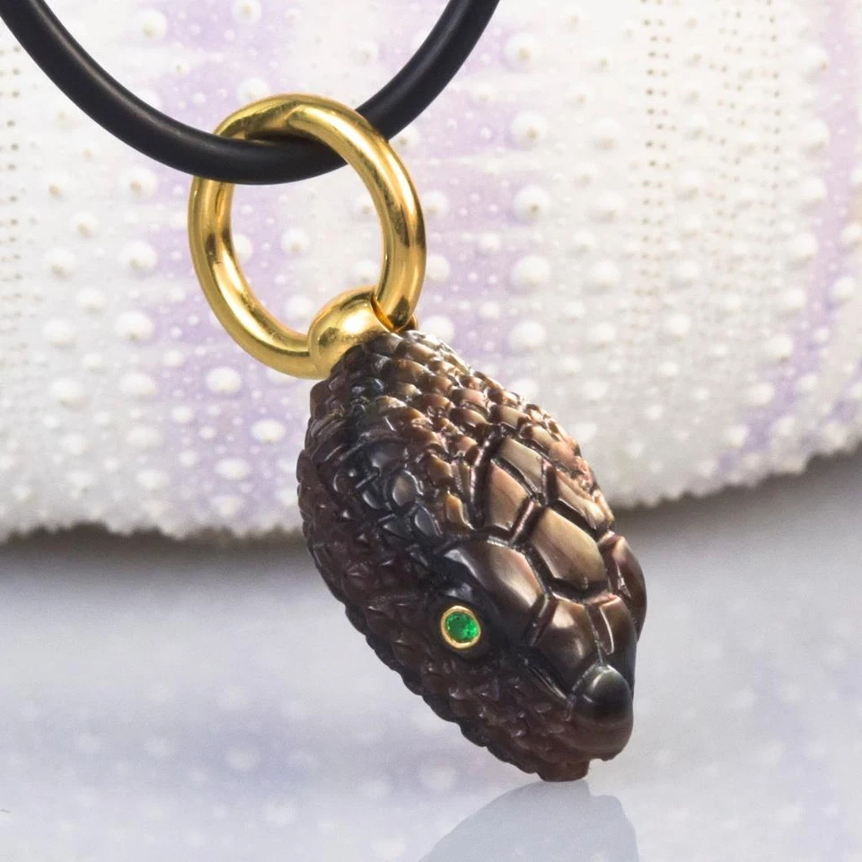 Colgante Cabeza de Serpiente Oro Vermeil Esterlina y Nácar Ojos Esmeralda 4.42 g Foto 3 de 4