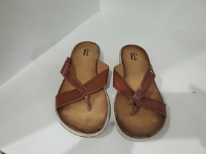 clarks brown flip flops