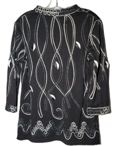 Blusa negra bordada cuello en V Objects D’art para mujer talla mediana - Imagen 2 de 6