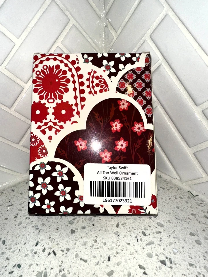 Taylor Swift ~ Adorno de árbol de Navidad de vacaciones ~ Libro demasiado bien Foto 3 de 3