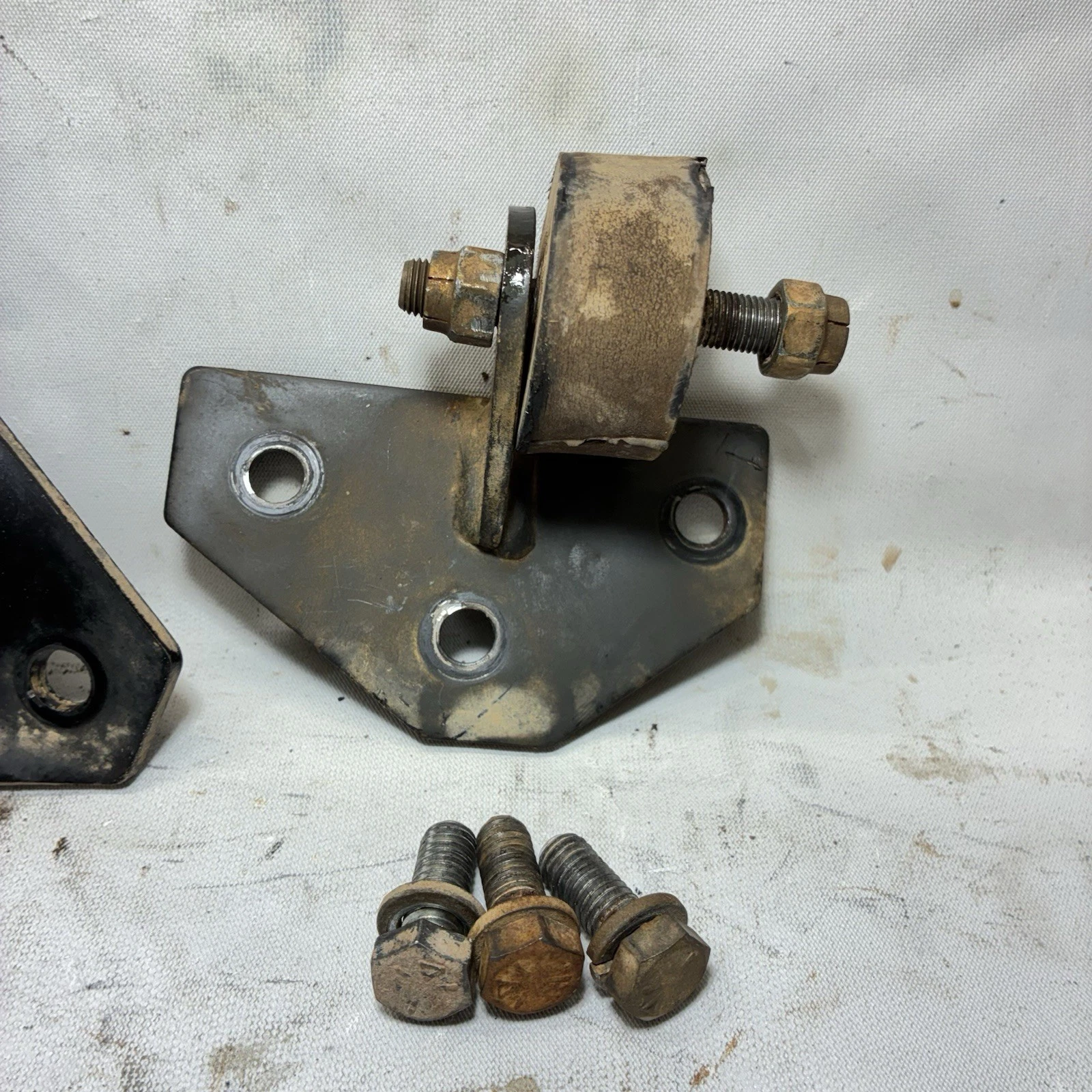 1997 Polaris Xplorer 400L OEM ENGINE MOUNT MOTOR  BRACKET