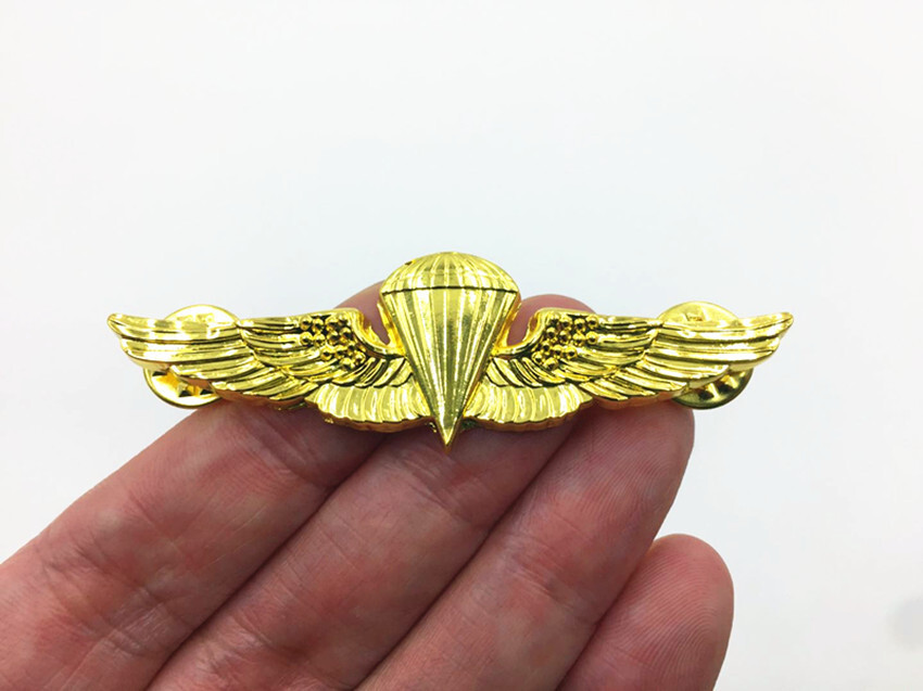 USアーミー　金色の翼デザインバッジ Amazon.com: US ARMY NAVY MARINES Jump Wings 2 7/8 Inch Hat pin
